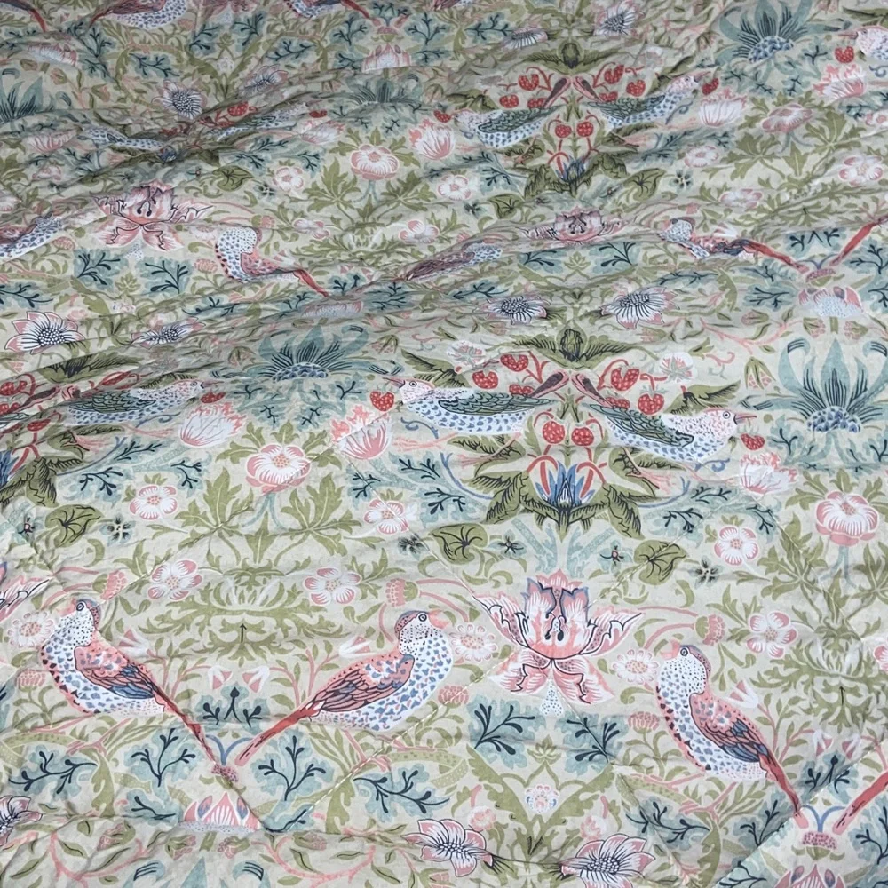 Like new William Morris Strawberry Thief queen  comforter